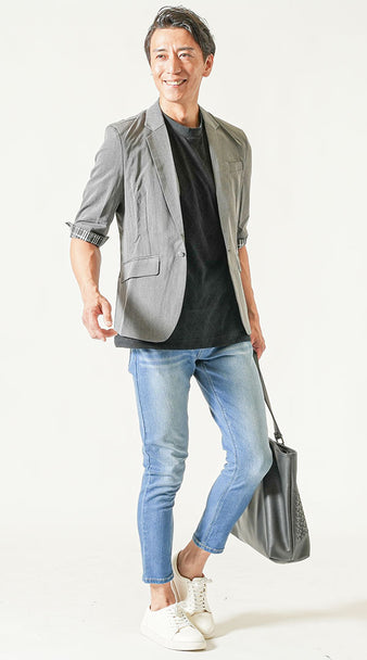 メンズのモックネックとグレージャケットを合わせたカジュアルなジャケットコーデ