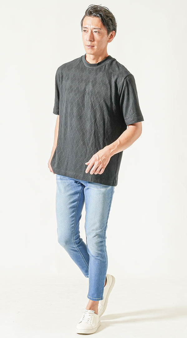 黒Tシャツと淡色デニムを組み合わせたメンズの夏コーデ