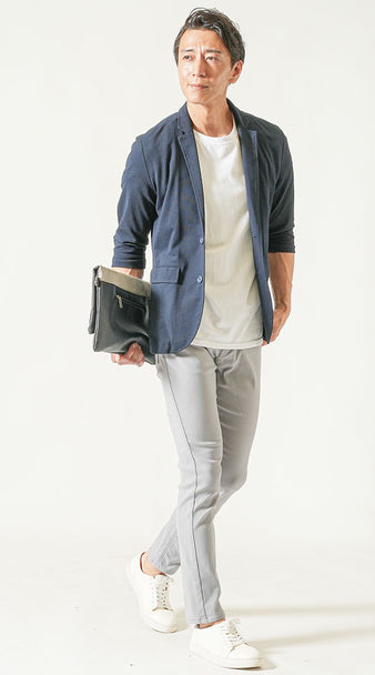 メンズにおすすめのネイビー七分袖薄手ジャケットと白Tとライトグレーパンツの春コーデ