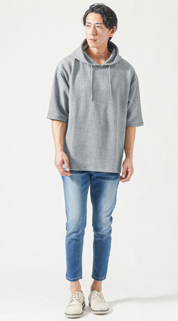 グレンチェック柄の半袖パーカーとデニムを合わせたカジュアルコーデ