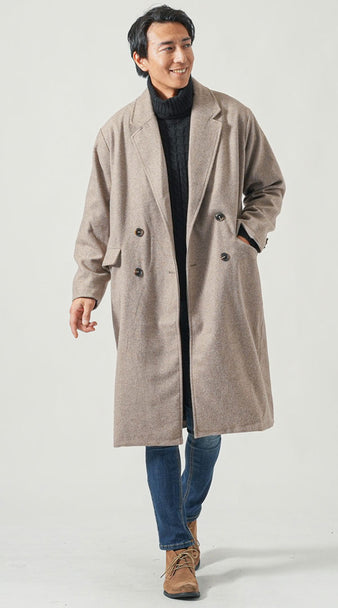メンズのベージュロングコートと細身デニムを合わせた大人カジュアルコーデ