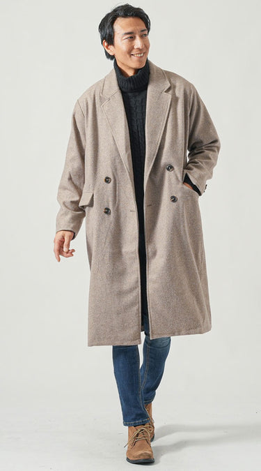 タートルネックと合わせたベージュアウターコーデ例