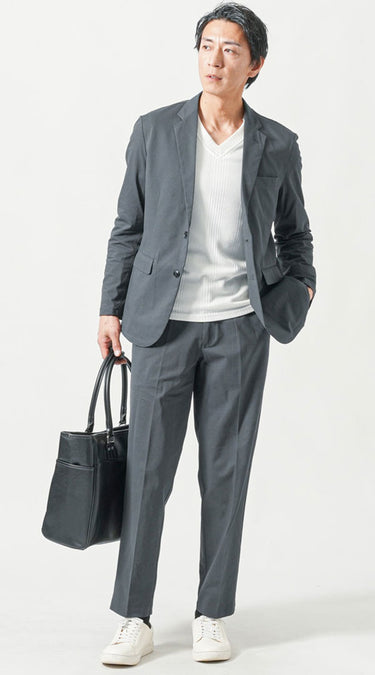 グレーセットアップスタイルが決まる！自然とカッコよく見えるグレーセットアップ×インナーコーデ例