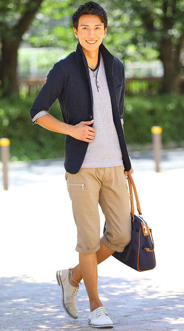 ネイビー七分袖テーラードジャケット　グレーVネック半袖Ｔシャツ　ベージュクロップドチノパンツ　グレーシューズ　ネイビートートバッグ　snp_mp0106