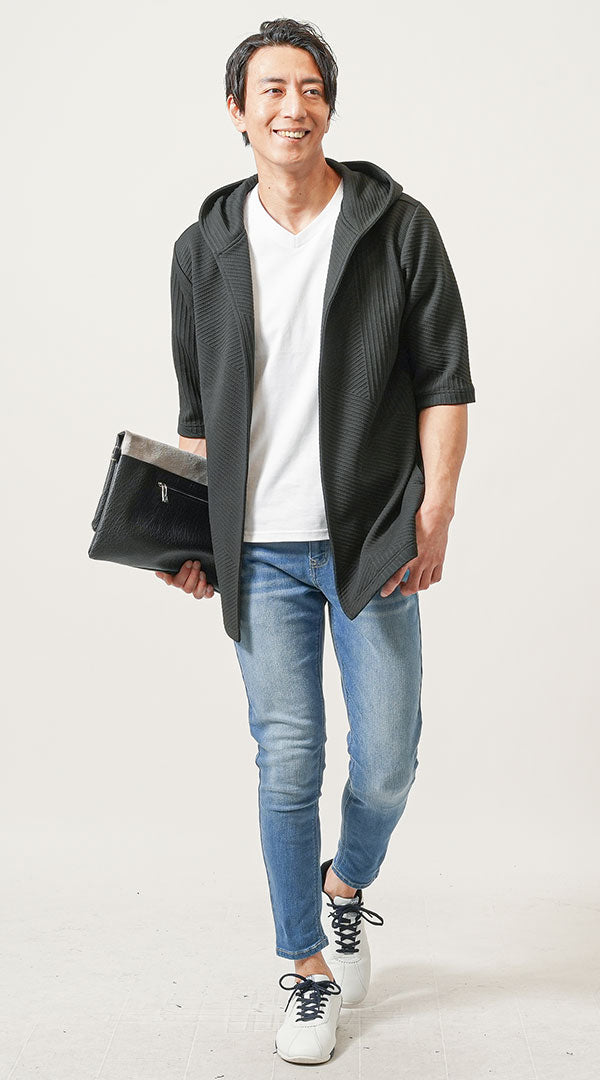 黒カーディガンに白Tシャツとブルーデニムを合わせた大人の差し色カジュアルコーデ