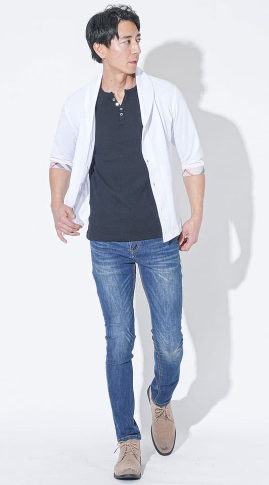 白クールマックスショールカラー7分袖ジャケット　黒テレコ素材ヘンリーネックＴシャツ　ネイビーテーパードストレッチデニムパンツ　ベージュブーツ　snp_qs0521