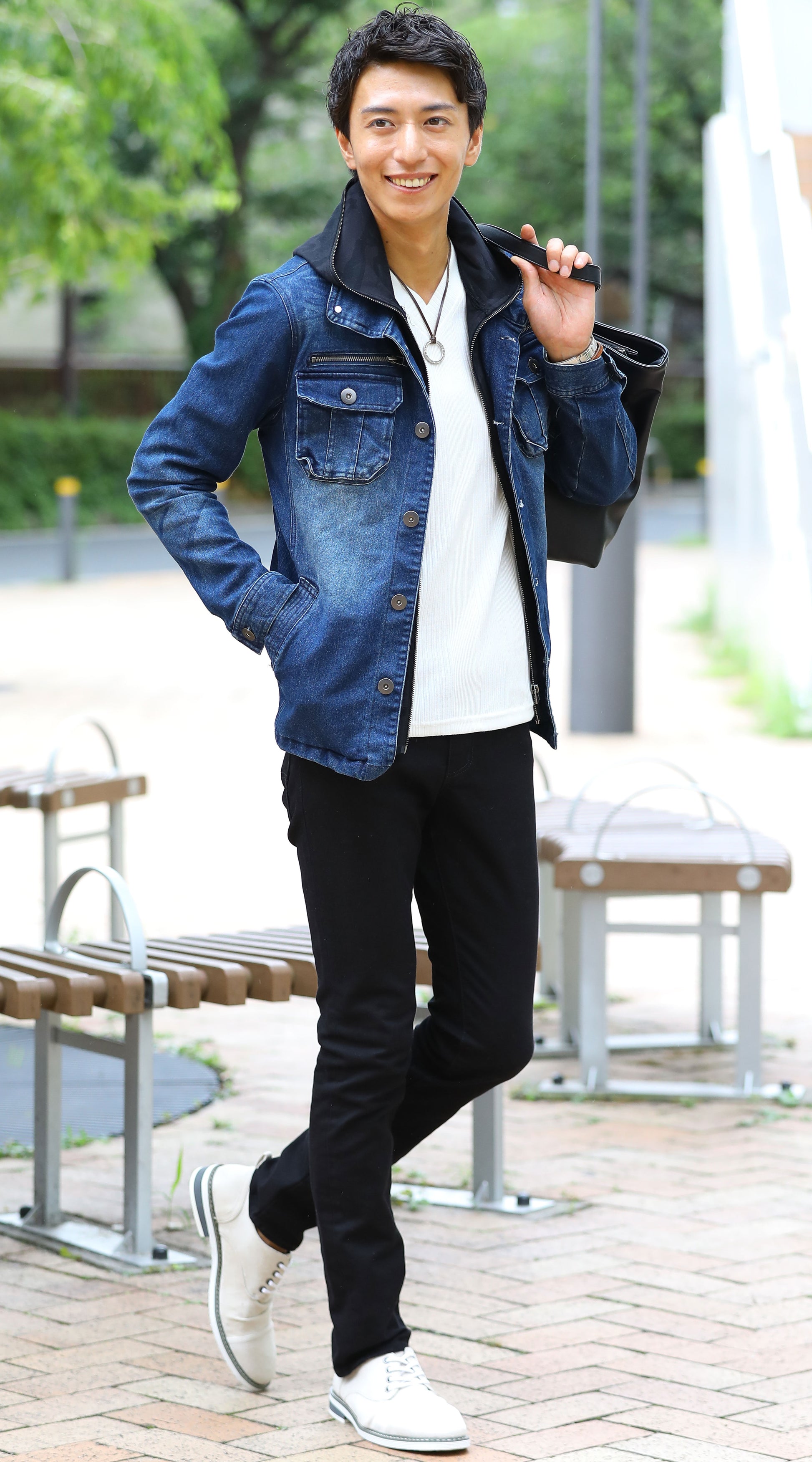 インディゴデニムジャケット　白長袖Tシャツ　黒テーパードパンツ　snp_mz0308