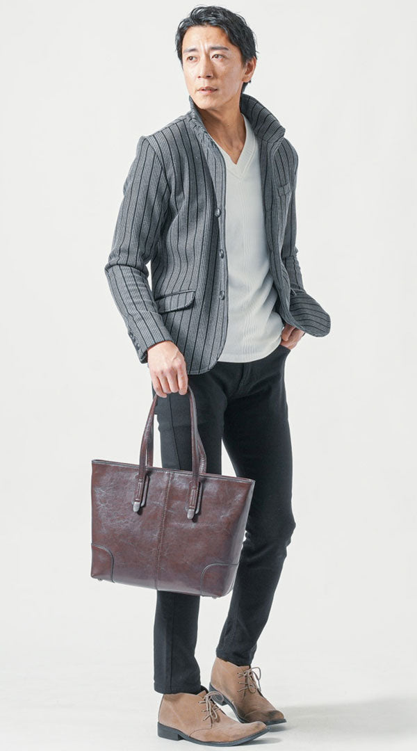 グレースタンドカラージャケット　白長袖VネックTシャツ　黒スキニーチノパンツ　ベージュチャッカブーツ　ダークブラウントートバッグ　snp_pk1180