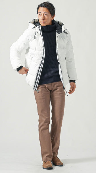 メンズにおすすめのネイビーセーターと白ダウンを合わせた冬の爽やかコーディネート例