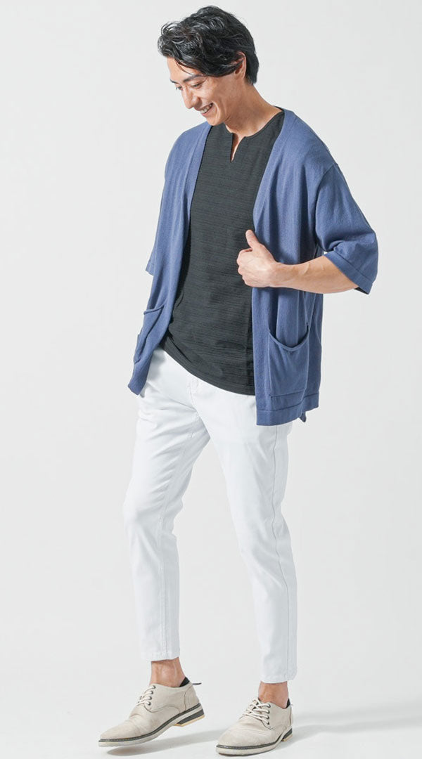 40代メンズ夏服全身3点コーデセット　ダークブルー5分袖カーディガン×黒半袖キーネックTシャツ×白アンクルチノパンツ