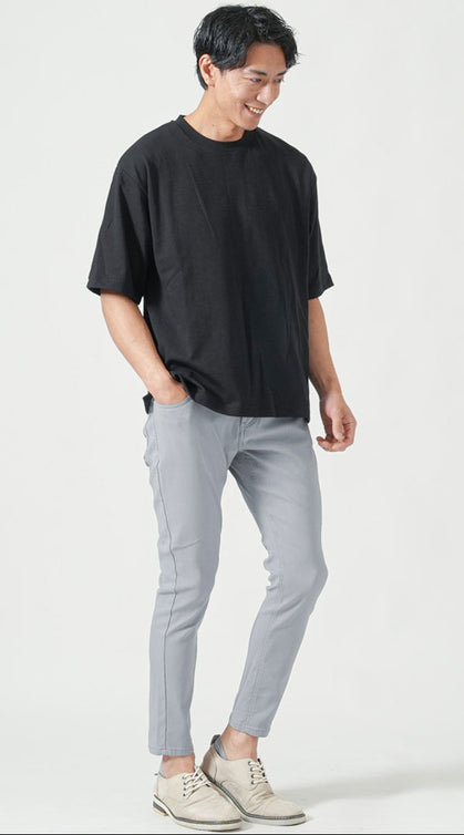 50代男性に最適な黒Tシャツとライトグレースラックスの夏コーデ。体型カバーと清潔感を両立したオフィスカジュアル。