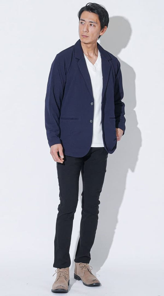 ネイビーストレッチカットテーラードジャケット　白Vネック長袖Tシャツ 　黒スキニーカラーチノパンツ　ベージュブーツ　snp_qi0916