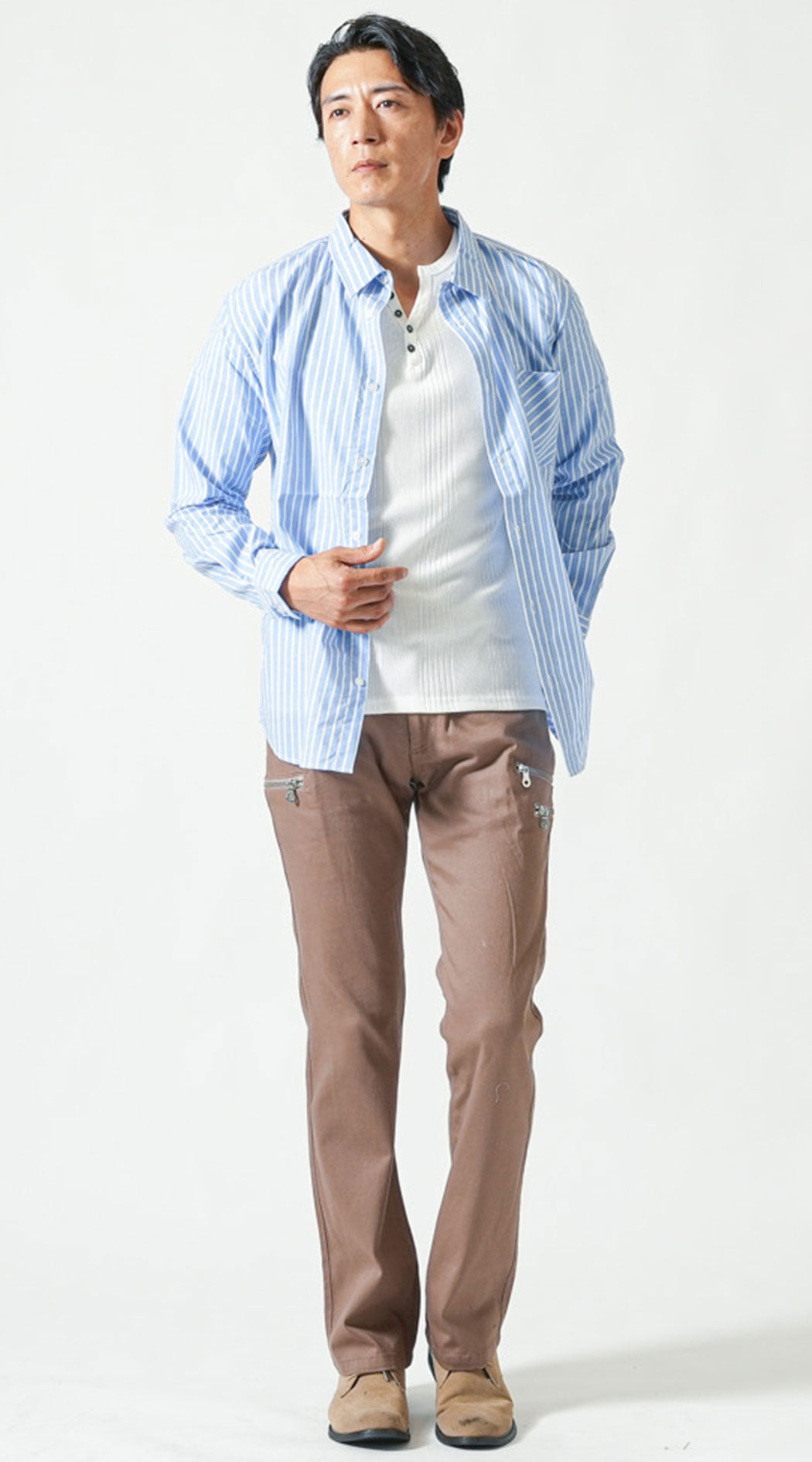 ブルー長袖ブロードシャツ　白長袖ヘンリーネックＴシャツ　ベージュブーツカットカーゴパンツ　ベージュブーツ　snp_pz1069