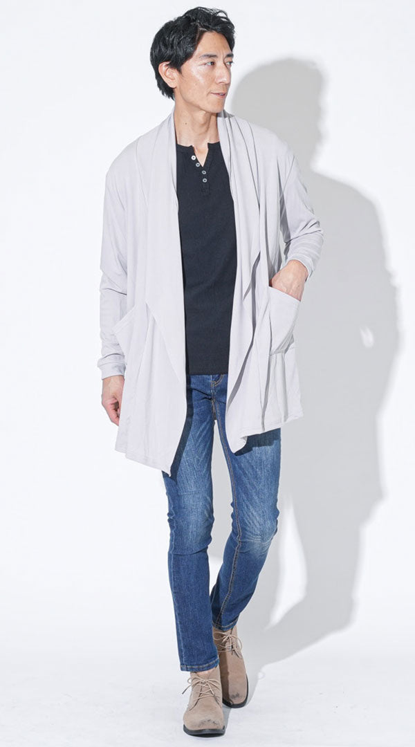 グレーデザイン長袖ロングコーディガン×黒スリムフィット長袖ヘンリーネックＴシャツ×ベージュテーパードストレッチデニムパンツ×ベージュブーツのコーデ