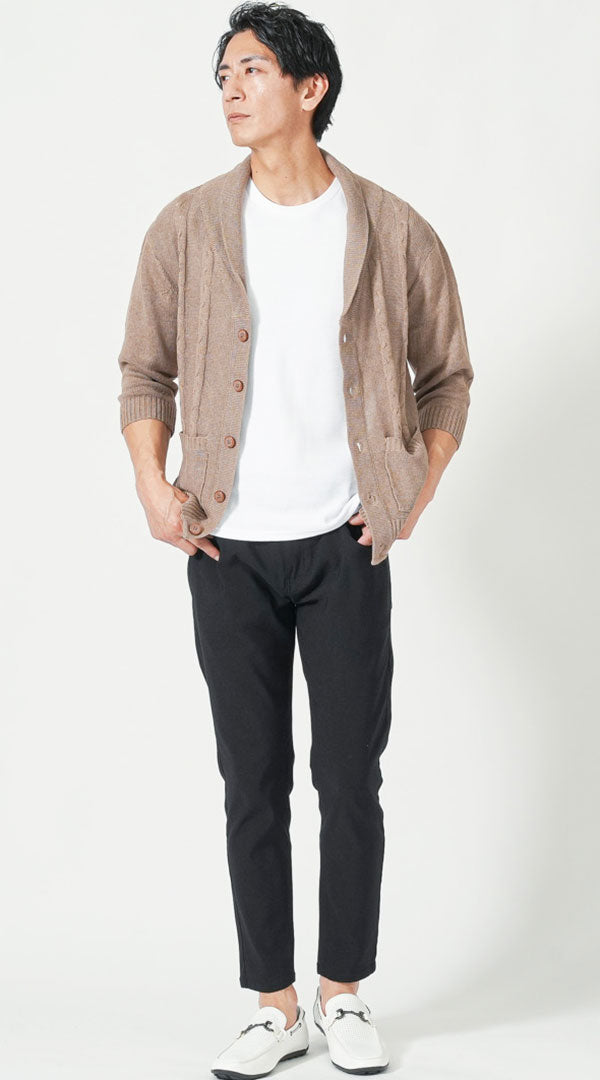 ベージュショールカラーサマーニットカーディガン　白半袖クルーネックTシャツ　黒スキニーテーパードアンクルチノパンツ　白ドライビングシューズ　snp_pu0907