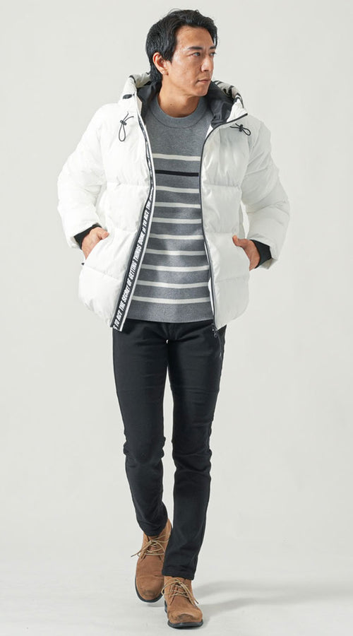 メンズにおすすめの白のフード付き中綿ジャケットを使った冬のモノトーンコーデ