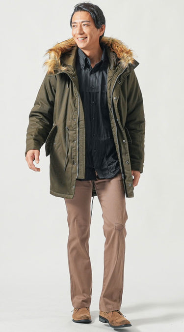 黒シャツの重さをやわらげながら清潔感をしっかり残せる“正解コーデ”