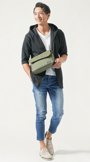 おしゃれに見える50代メンズのショルダーバックコーデ例