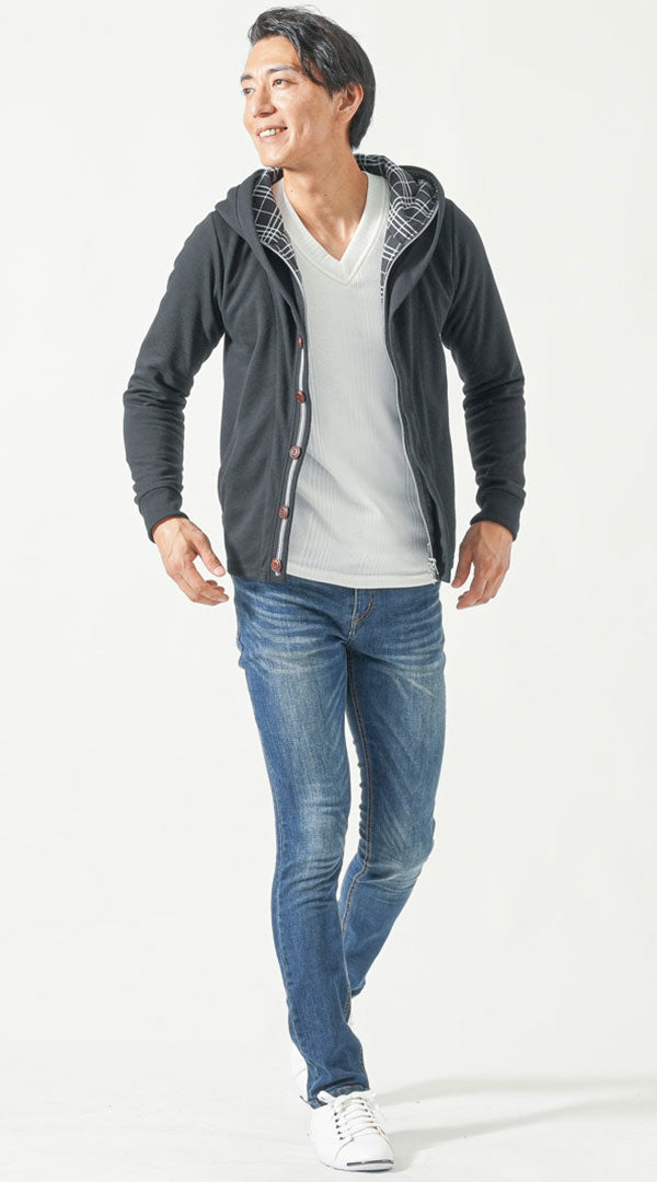 40代メンズにおすすめの黒パーカーとデニムを使った公園・ショッピング向けのカジュアルコーデ