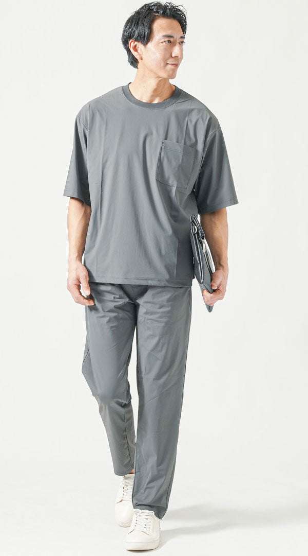 チャコールグレーセットアップ　チャコールグレー半袖Tシャツ　チャコールグレーテーパードパンツ　白スニーカー　グレークラッチバッグ　snp_pp0770