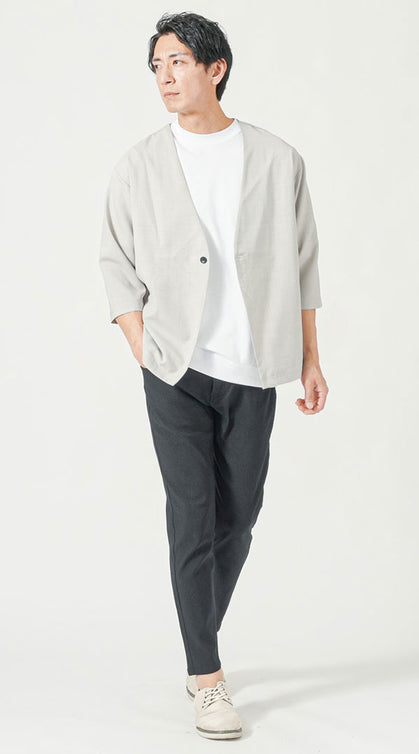 白Tシャツと黒スラックスに七分袖サマーカーディガンを重ねた50代男性向け夏のオフィスカジュアルコーデ。清潔感と体型カバーを両立。