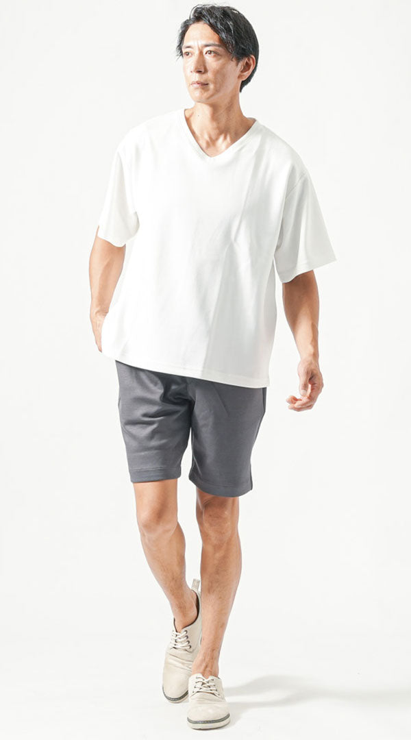 最低気温25度の蒸し暑い日に最適な白のオーバーサイズTシャツとグレーハーフパンツのメンズコーデ