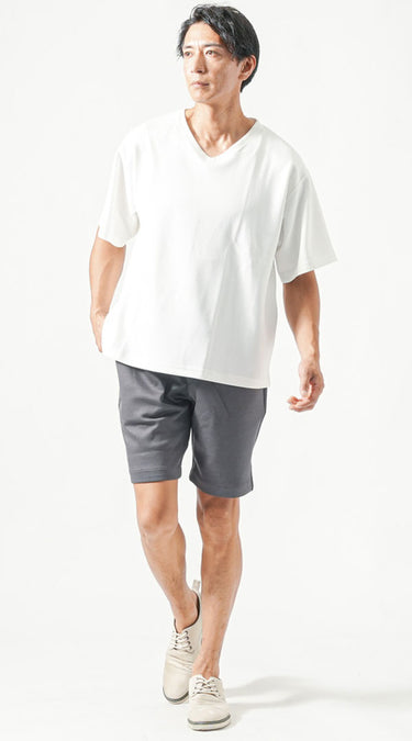 軽快でアクティブな30代男性の夏旅行コーデ 白Tシャツとグレーハーフパンツのシンプルスタイル