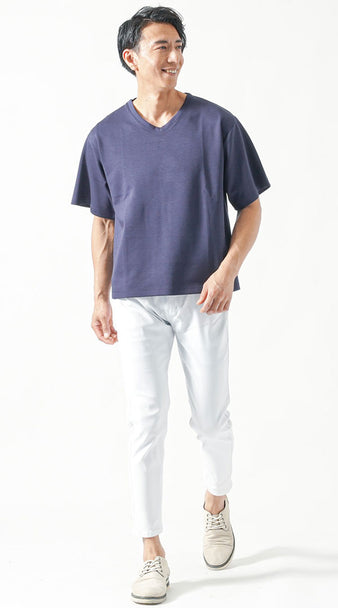 ネイビーの冷感オーバーサイズTシャツと白パンツを合わせた、体型カバーと清涼感を意識した夏の大人カジュアルコーディネート
