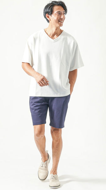 白Tシャツとネイビーハーフパンツのシンプル夏コーデ