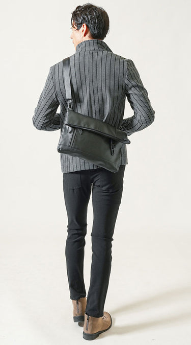 おしゃれに見える50代メンズのショルダーバックコーデ例