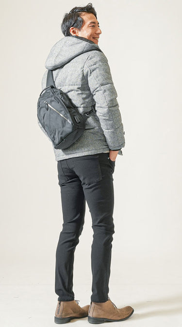 40代メンズにおすすめのグレーボディバッグを使った冬コーディネート