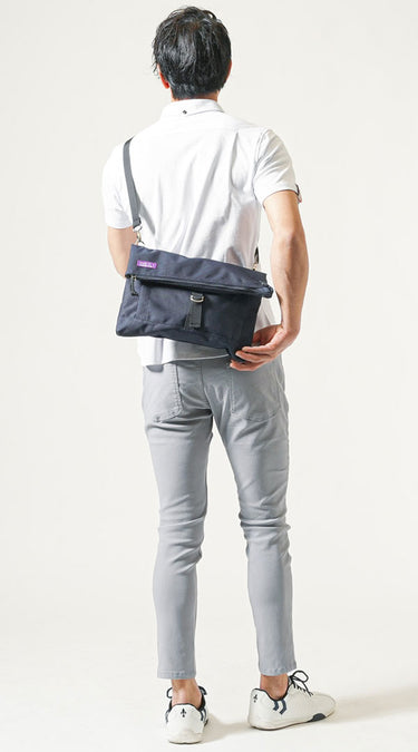 40代メンズにおすすめのネイビーボディバッグコーディネート