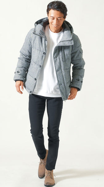 メンズの冬コーデ 黒スキニーパンツに白カットソーとグレーダウンジャケットを合わせブラウンシューズでまとめた着こなし