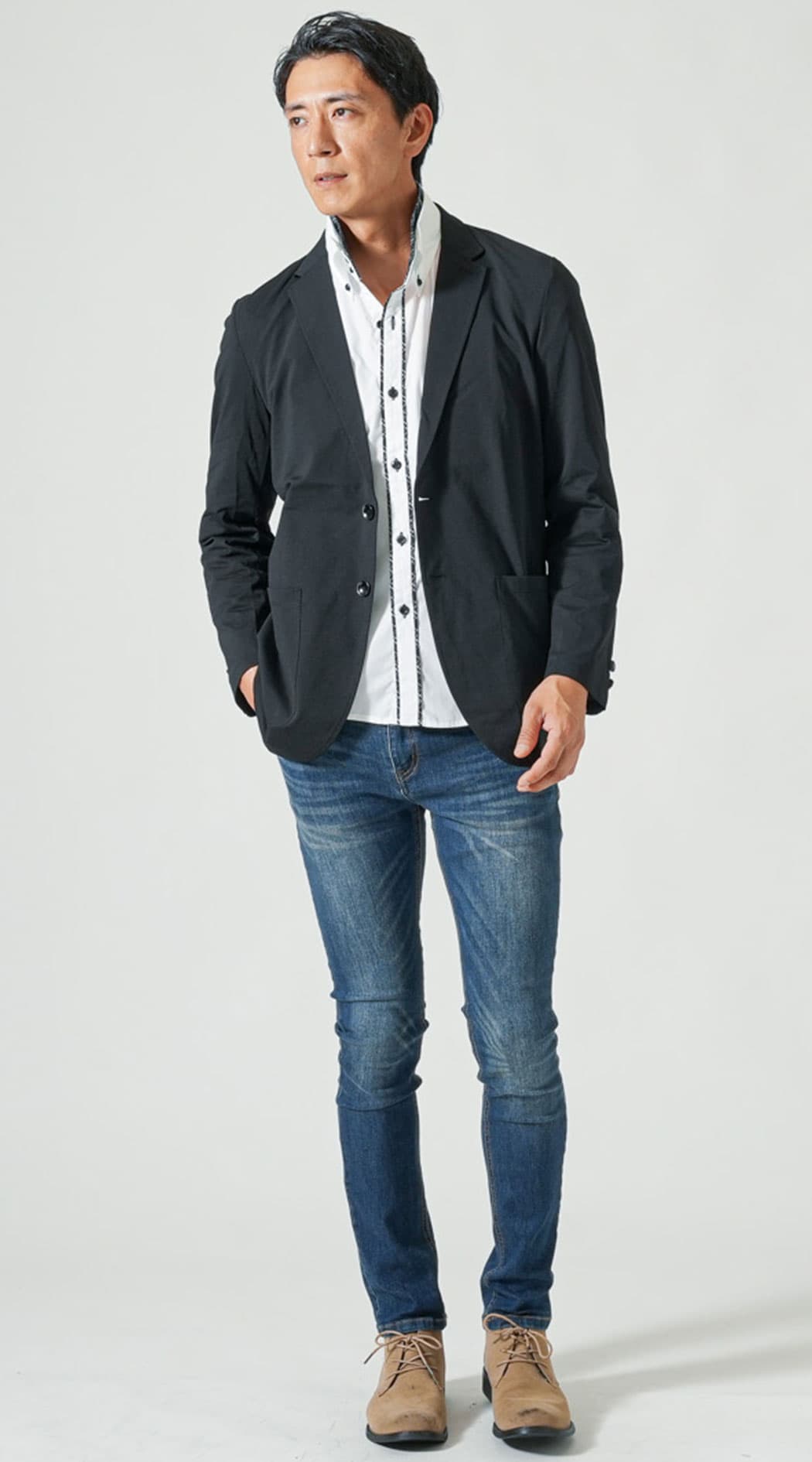 黒長袖テーラードジャケット　白長袖２枚襟前立てシャツ　ネイビーストレッチデニムパンツ　ベージュブーツ　snp_qa0645