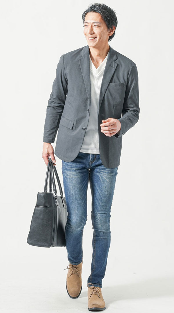 雨の日に便利なしわになりにくいグレージャケットを使ったメンズコーディネート