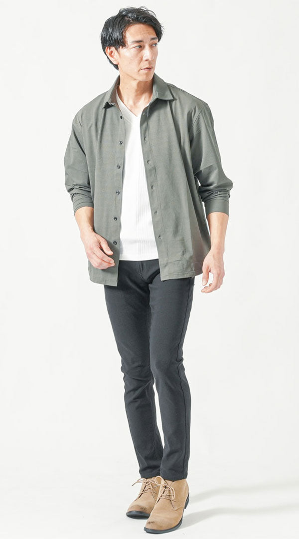 白Tシャツにカーキシャツを羽織った50代男性のコーディネート