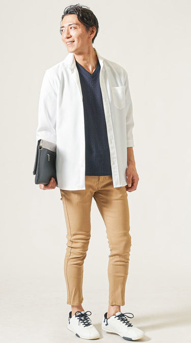メンズにおすすめのベージュパンツ×白(ホワイト)のコーデ例