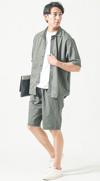 白Tシャツ×カーキセットアップのこなれ感ある夏コーデ