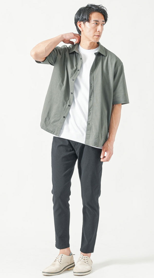 カーキ半袖シャツ　白半袖クルーネックTシャツ　黒スキニーテーパードアンクルチノパンツ　グレーシューズ　snp_pr0741