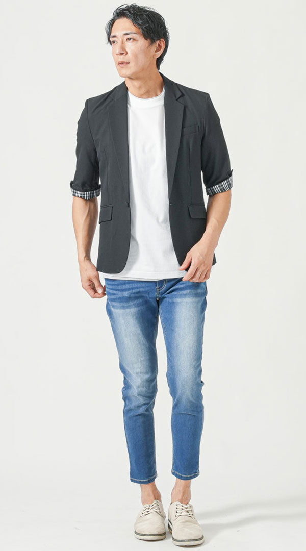 白Tシャツと黒のシアサッカージャケットを組み合わせた夏のきれいめコーデ