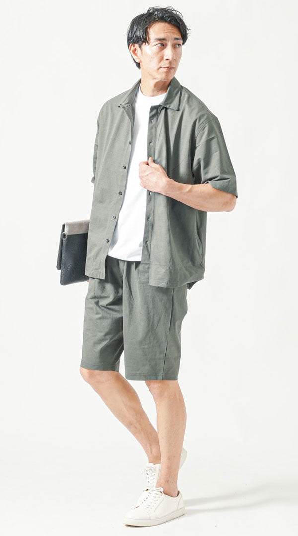 カーキ半袖シャツ　白半袖クルーネックTシャツ　カーキハーフパンツ　グレーシューズ　グレークラッチバッグ　snp_pr1084