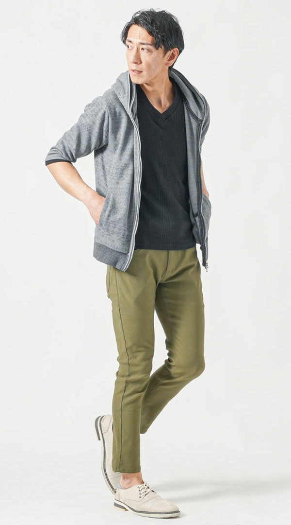 グレージップ五分袖パーカー　黒半袖VネックTシャツ　カーキスキニーテーパードアンクルチノパンツ　グレーシューズ　snp_pr1595