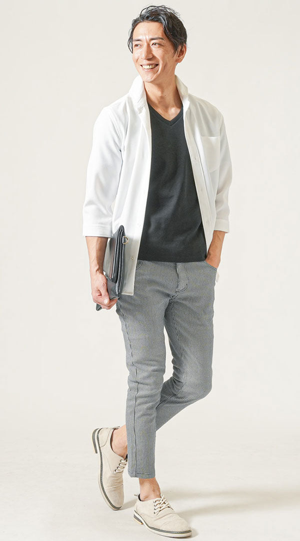 白シャツ・千鳥格子パンツ・黒VネックTで大人の夏に品と遊び心をプラスするコーディネート