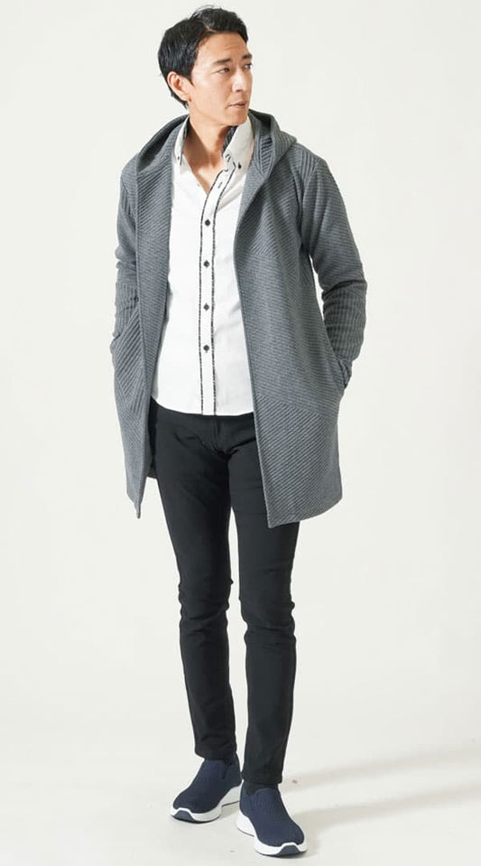 チャコールグレーフード付きボタンレスロングフーディガン　白２枚襟前立てデザイン美シルエットシャツ　黒スキニーカラーチノパンツ　ネイビースニーカー　snp_qh0848