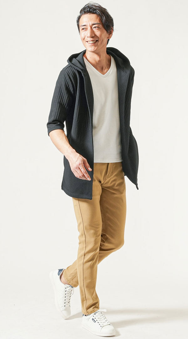 白のVネックTシャツにベージュパンツと黒パーカーを合わせた40代メンズの爽やかカジュアルコーディネート