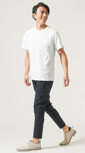 スリムな白Tシャツとアンクル丈の黒スキニーパンツを合わせた夏のメンズコーデ、ベージュシューズで軽やかに仕上げたスタイル