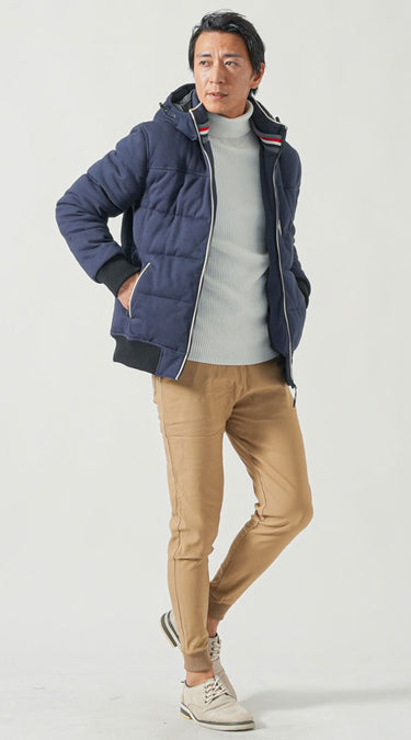 落ち着きと防寒性を兼ね備えた50代男性の冬旅行コーデ カーキモッズコート×ニット