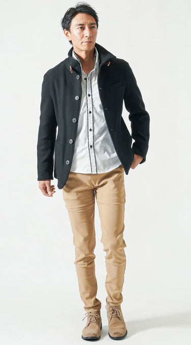 メンズにおすすめのテーパードパンツをはいた男性