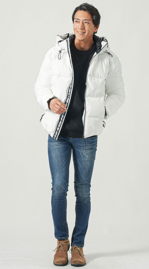 50代男性の爽やかカジュアルな白ダウンジャケットとデニムの冬コーデ