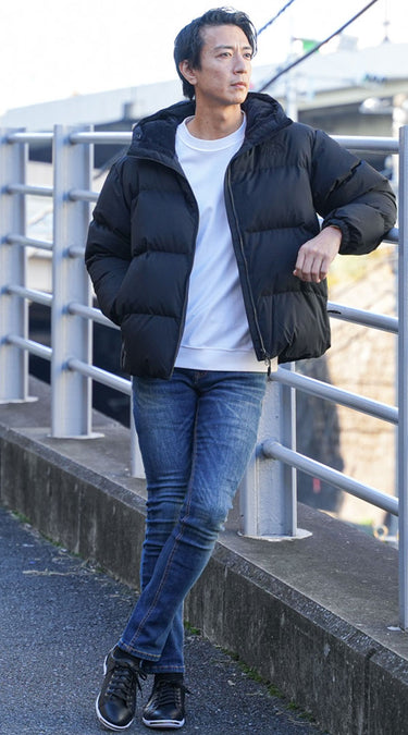 30代男性の冬旅行におすすめの黒ダウンジャケット×デニムの防寒アクティブコーデ